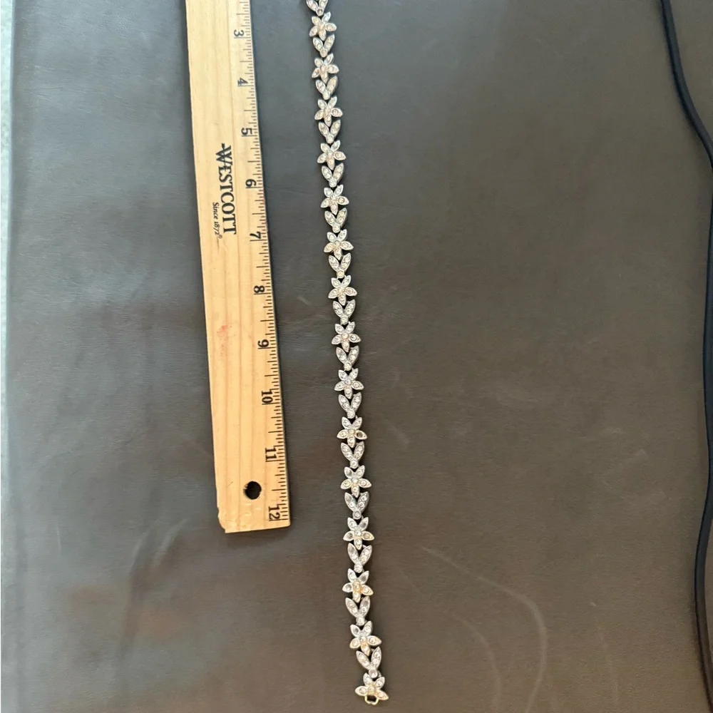 Elegant Gold Floral Necklace - Picture 4 of 4